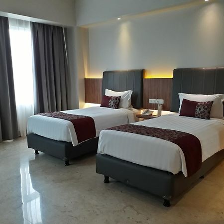 Demelia Hotel Makassar Exterior photo