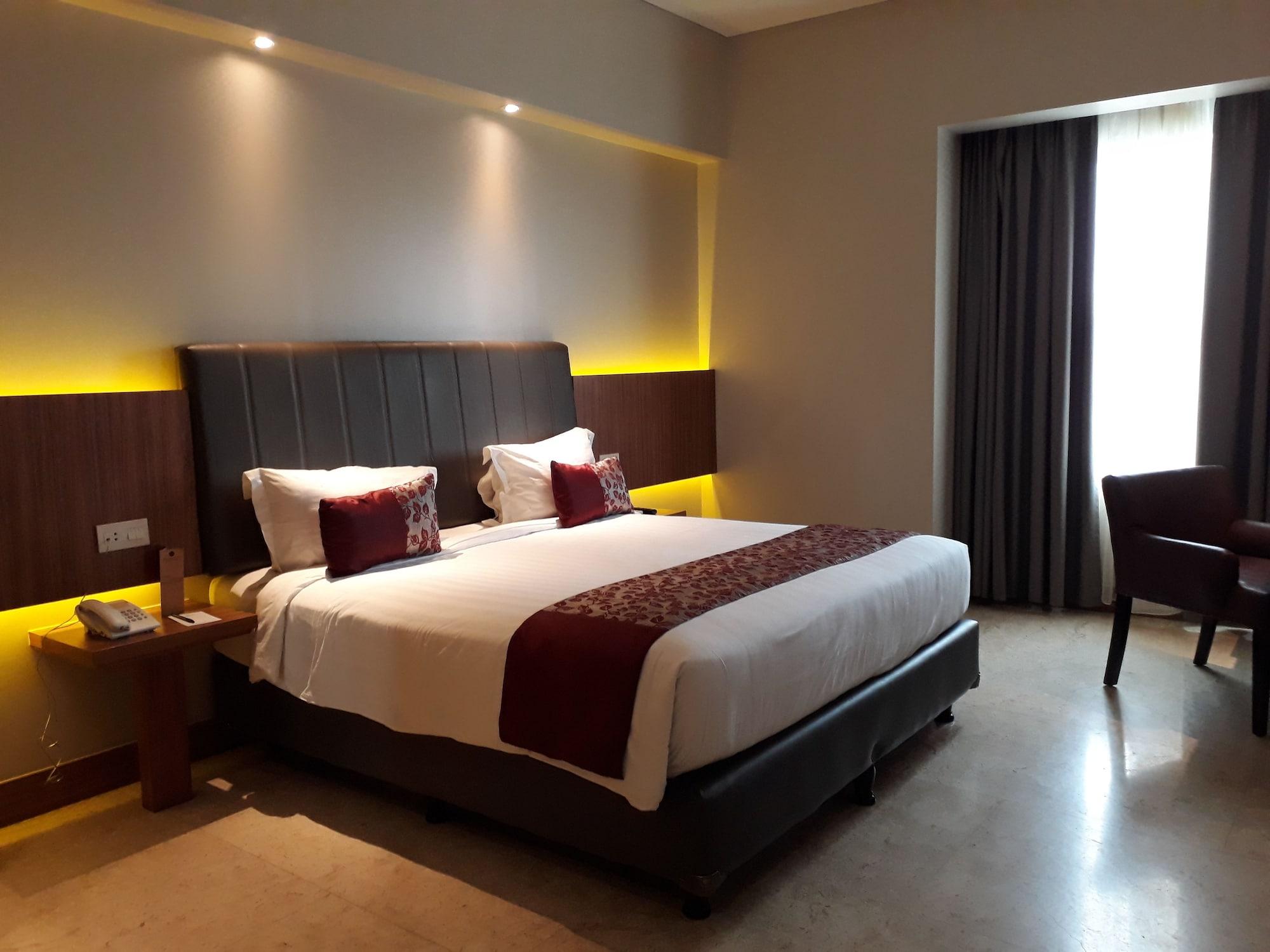 Demelia Hotel Makassar Exterior photo