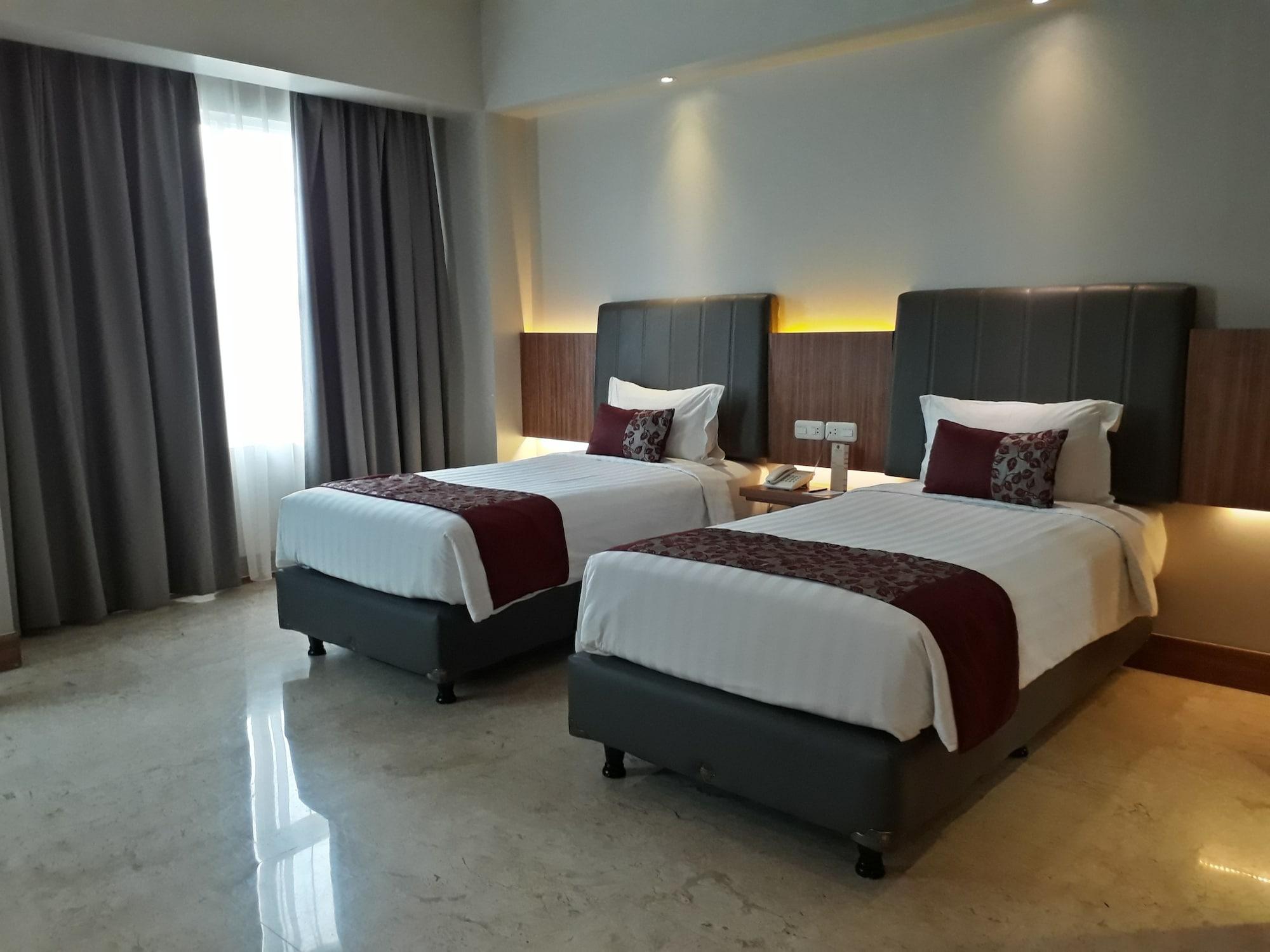 Demelia Hotel Makassar Exterior photo