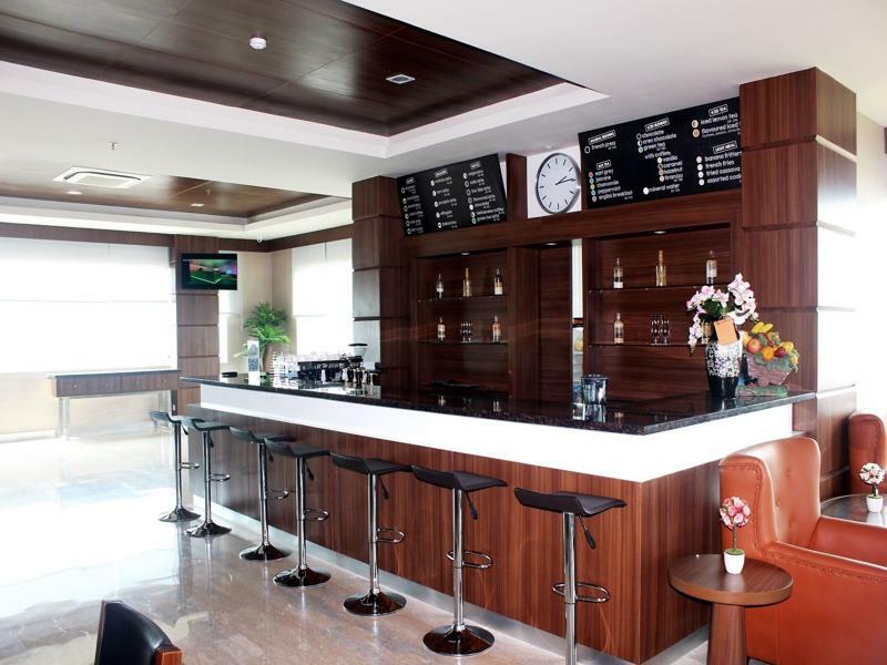 Demelia Hotel Makassar Exterior photo